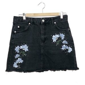 A black embroidered flower skirt from moto (US size 6)